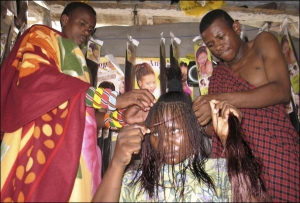 Лемпуріс Лалашо та Самбуру Нгондос працюють у перукарні кенійського туристичного містечка Момбаса. У племені масаї, звідки походять чоловіки, професія перукаря вважається ганебною