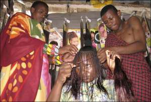 Лемпурис Лалашо и Самбуру Нгондос работают в парикмахерской кенийского туристического городка Момбаса. В племени масаи, откуда родом мужчины, профессия парикмахера считается позорной
