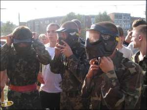 Студенти Полтавської філії Європейського університету одягають захисні маски. Їхня команда першою виходила на поле під час міського студентського чемпіонату з пейнтболу в Полтаві