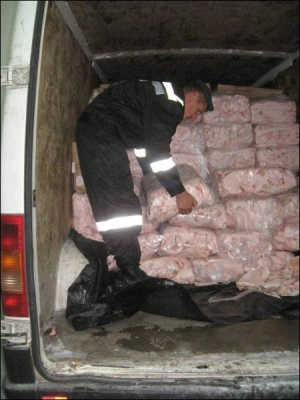 Пограничник разгружает микроавтобус, в котором обнаружены мешки с контрабандным мясом. Пункт пропуска ”Рава-Русская”, 7 сентября 2008 года