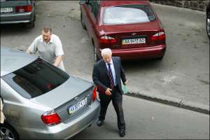 Александр Мороз направляется на встречу с журналистами в интернет-издании ”Обозреватель”