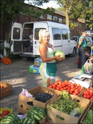 Ирина Гординская продает овощи и фрукты на базаре в райцентре Тальное Черкасской области. Компенсацию женщине еще не выплатили