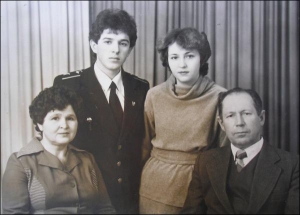 В 1995-м харьковский летчик Владимир Барзиловский женился на Валентине Хохловой. С женой сфотографирован с родителями Марией и Анатолием Барзиловскими из села Билоцерковцы Черниговской области