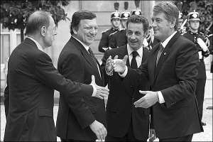 Возле Елисейского дворца в Париже лидеры Украины и Франции Виктор Ющенко (справа) и Николя Саркози здороваются с президентом Еврокомиссии Жозе Мануелем Баррозу (по центру) и верховным представителем Евросоюза по вопросам внешней политики и безопасности Ха
