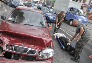 У вівторок двоє працівників служби, яка забирає покійників із вулиць, перекладають померлого Володимира Мурашка з автівки. За півгодини до того онук покійного зняв із даху ”ланоса” і сховав у багажник таксистські ”шашечки”. Онук востаннє бачив покійного у