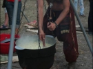 Киевлянин Мирослав Шваб угощает гостей фестиваля казацким кулешом. Его казан рассчитан на 250 порций