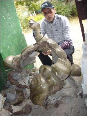 Скульптор Олег Рябо в підсобці житлово-комунального господарства №3 Комсомольська поряд із залишками розбитої черепахи показує бетонні її частини. Сподівався, що їх можна склеїти