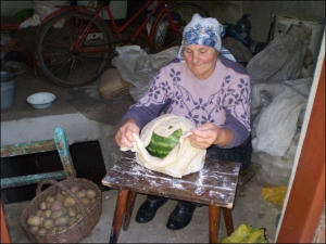 Анастасия Дидух в селе Лесная Лисиивка Калиновского района облепляет ржаным тестом на зиму арбуз