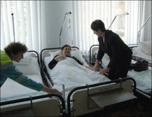 Председатель благотворительного союза ”Надежда” в Мурованных Куриловцах Наталия Каминская интересуется состоянием пациентки районной больницы