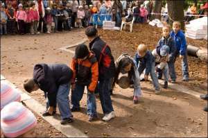 Дети развлекаются во время "Свята читання" в парке им. Ивана Франко в сентябре 2007 года