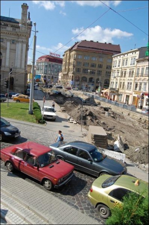 У Львові на площах Торговій — Ярослава Осмомисла ремонтують дорогу. Машини обминають розриту площу бічними вуличками