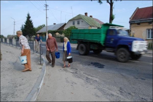Жительницы поселка Ивано-Франково Яворовского района идут за водой через международную трассу Львов–Краковец