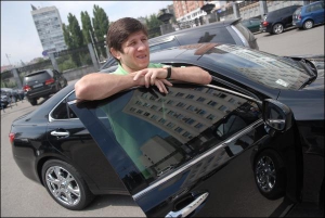 Народний депутат-”регіонал” Ельбрус Тедеєв їздить Києвом чорним ”лексусом”. Авто йому подарували після перемоги на Олімпіаді в Афінах 2004 року