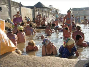 Женщины купаются в горячем озере близ города Геническ на Херсоне. Мужчинам и мальчикам горячие ванны не рекомендуют