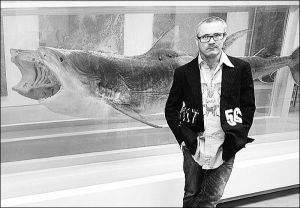 Скульптор Деміен Хірст надіється отримати за двох акул 6 мільйонів фунтів стерлінгів
