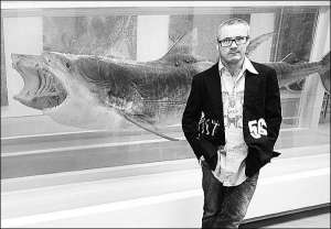Скульптор Деміен Хірст надіється отримати за двох акул 6 мільйонів фунтів стерлінгів
