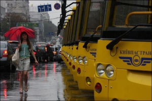 Двадцять нових автобусів ”Київпастрансу” стоять у вівторок на вул. Володимирській. Мер хоче, аби вони витіснили приватні маршрутки з центру міста