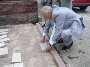 Городской голова Черновцов Николай Федорук закладывает именной камень на улице Емельяна Поповича