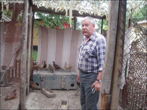Юрій Мулько збирає яйця фазанів. Вольєри улаштував і в центрі Умані, у дворі товариства мисливців і рибалок