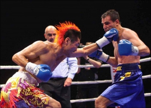 Андрій Котельник (праворуч) каже, що йому не вистачило п’яти секунд, аби нокаутувати японця