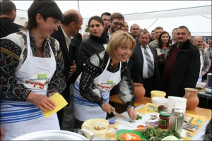 Дружина президента України Катерина Ющенко (в центрі) нарізає овочі для борщу на фестивалі ”Борщ’Їв”