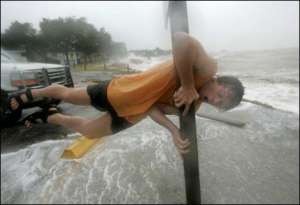 Житель техасского городока Галвестон пытается удержаться под шквалистыми порывами ветра урагана ”Айк”