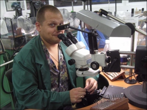 На вінницькому ювелірному підприємстві ”Кристал” закріпник Сергій Величко, 34 роки, вставляє діамант у каблучку