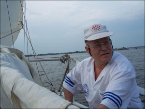 Перед выходом в море житель Николаева Юрий Жирадков неделю ночует на своей яхте ”Аверс”. ”Стерегу запасы провианта, — объясняет мужчина. — С женой Ниной в это время вижусь редко”