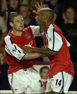 Олег Лужный (слева) играл за ”Арсенал” четыре сезона. На фото он приветствует бывшего форварда лондонцев Тьерри Анри