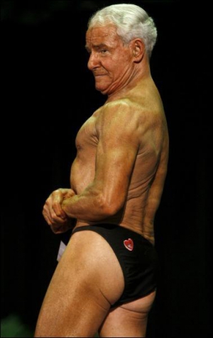 Австралієць Рей Мун почав займатися бодібілдингом, коли збанкрутив і захворів.  Нині він тренується по десять годин на тиждень і щодня пробігає 3–4 кілометри