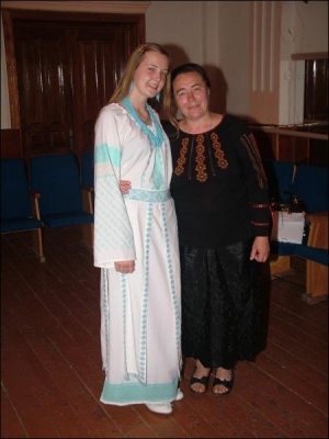 Ольга Простак із мамою Юлією приміряє вишиту власноруч сукню. ”Я намагаюсь не нагадувати доньці про  трагедію”, — зізнається Юлія Омелянівна