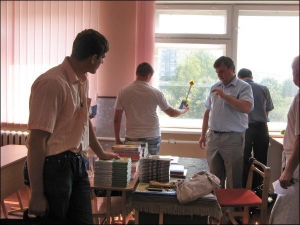 Інженери-радіофізики з центральної санепідеміологічної станції Мінохорони здоров’я України міряють рівень електромагнітного випромінювання на території чернівецької школи №22 4 вересня 2008 року