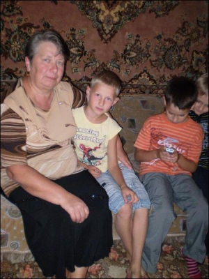Зінаїда Дмитренко із внуком Олександром. Жінка не хоче, щоб онука забрали до себе свати