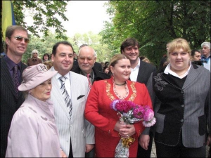 На форумі знаменитих земляків у Чернігові (зліва направо): гумористи Володимир Моїсеєнко та Володимир Данилець, їхній продюсер Євген Перебийніс, голова обласної ради Наталія Романова, власник футбольного клубу ”Зоря” (Луганськ) Олексій Савченко і важкоатл