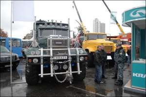 Кременчуцький автозавод показує на виставці ”Автосалон ТІР-2008” тюнингований тягач КрАЗ-255. У березні цього року його замовили п’ятьом байкерам. Із роботою впоралися за три місяці