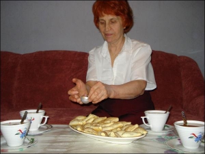 Печиво черкащанки Раїси Загвозкіної схоже на вареники. Для начинки вона бере мак і банани