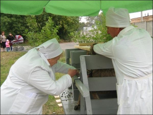 Нина Непомнящая (слева) из Крымского опытного хозяйства ”Черноморское” вводит шприцем овце баранью сперму на конкурсе операторов искусственного осеменения в Полтаве