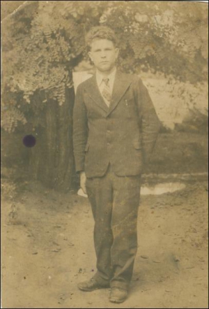 Валентин Дігтярьов наприкінці Другої світової війни в Німеччині. Там він три роки пробув на примусових роботах. Це єдине фото чоловіка, яке залишилося в рідних
