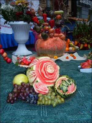 Прошлогодний праздник цветов в Полтаве. Композиция из овощей и ягод. Розу вырезали из арбуза