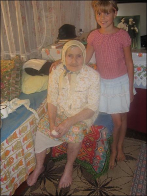 Жительница села Ташань Переяслав-Хмельницкого района Евдокия Сиряк с внучкой