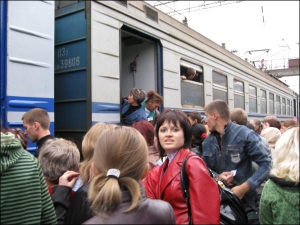 Штовханина при посадці на електропотяг Чернігів—Ніжин 12 вересня 2008 року. Контролери перевіряли квитки у пасажирів на кожних дверях