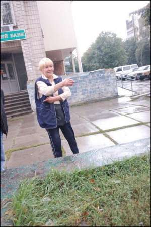 Светлана Федоренко высадила дурман на трех клумбах около школы №253. Женщина не знала, что это ядовитое растение
