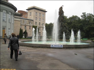 За облдержадміністрацією в Черкасах запрацював світлодинамічний фонтан. Він не діяв 10 років. На оновлення спонсори витратили понад мільйон гривень