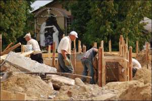 Мешканці Яворова заливають фундамент церкви Успіння Пресвятої  Богородиці. Зводитимуть храм із цегли