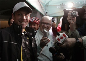 Ленс Армстронг (крайний слева) семь раз побеждал на ”Тур де Франс”. Он оставил велоспорт три года тому назад