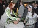 Воскову свічку, яку використовували у ритуалах ”женіння”, Ірина Лень (праворуч) з подругами обмотала зеленим плющем. Купили його у флористичному бутику