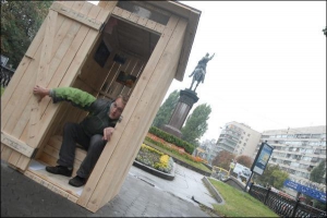 Сільський туалет на бульварі Тараса Шевченка встановили в середу в обід. Дмитро Єрмолов зайшов до нього першим