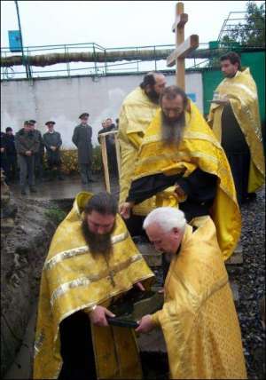 Священики закладають перший камінь майбутнього храму на території Райківської виправної колонії на Житомирщині. 18 вересня 2008 року