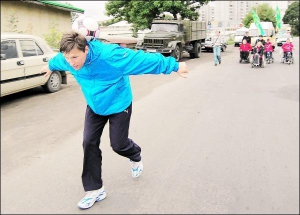 Харьковчанин Николай Куценко жонглирует мячом на окраине Львова по дороге из Киева в Варшаву
