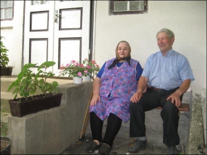  Марія та Василь Савки біля власного будинку в Малому Раківці Іршавського району Закарпаття